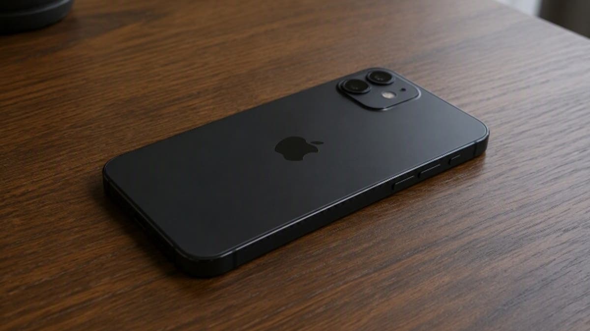 عادة يفعلها كثيرون.. 5 أسباب تجعلك تضع هاتفك مقلوباً على الطاولة