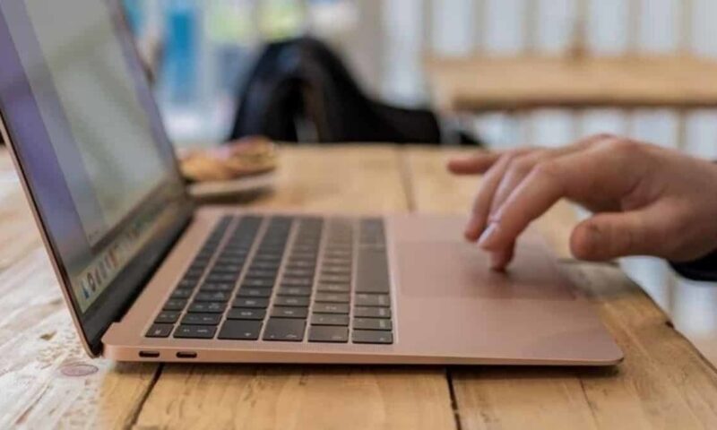 أزمة الرقائق تضرب أكثر أجهزة “أبل” مبيعًا
