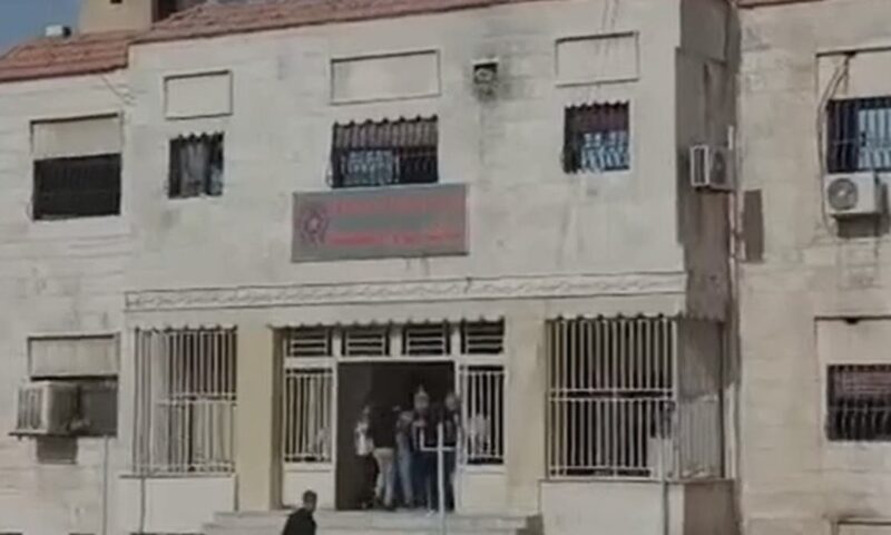 شبان يقتحمون مبنى الأمن العام في القامشلي.. وتوتر برأس العين