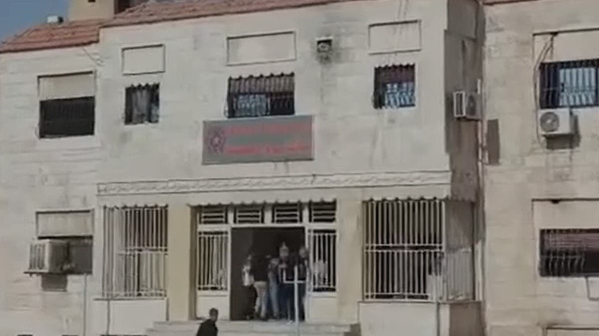 شبان يقتحمون مبنى الأمن العام في القامشلي.. وتوتر برأس العين