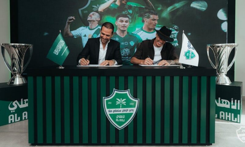 الأهلي يمدد عقد مدافعه البرازيلي إيبانيز حتى 2029