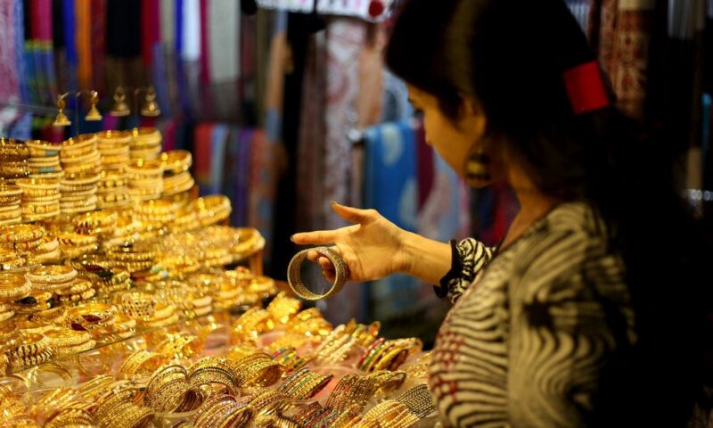 لماذا يرتفع سعر الذهب عالمياً؟.. وهل ما زال وقت الشراء مناسباً؟