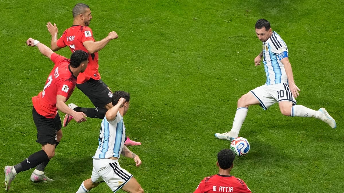 “سأفجره بأربع قنابل”.. الكشف عن تهديد ميسي بالقتل قبل مباراة مصر