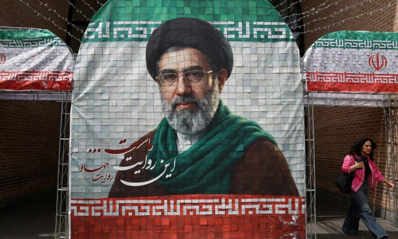 مجتبى خامنئي يستعين بـ”الحرس القديم” استعداداً لمواجهة طويلة مع واشنطن