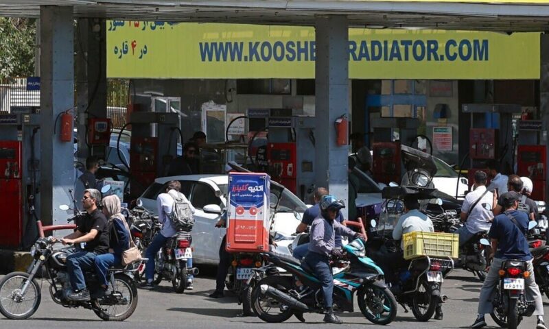 طوابير البنزين تفيض في إيران.. وإقرار بـ”ألم الحصار الأميركي”