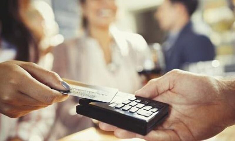 “تعظيم المال”.. توجه جديد على مواقع التواصل يعد الشباب بالاستقلال المالي