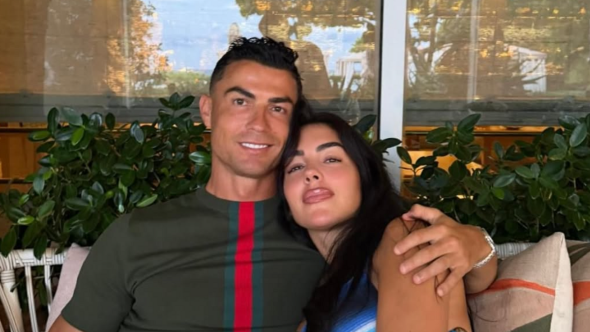 شائعة زفاف رونالدو تجذب حشوداً إلى كنيسة في ماديرا.. والنجم يرد بالضحك