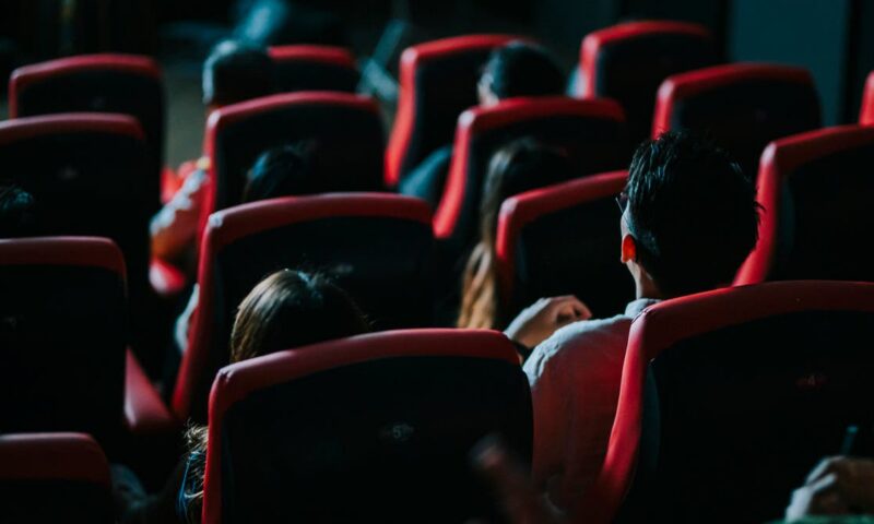 ارتفاع إيرادات شباك التذاكر في أميركا رغم تراجع عدد مرتادي دور السينما