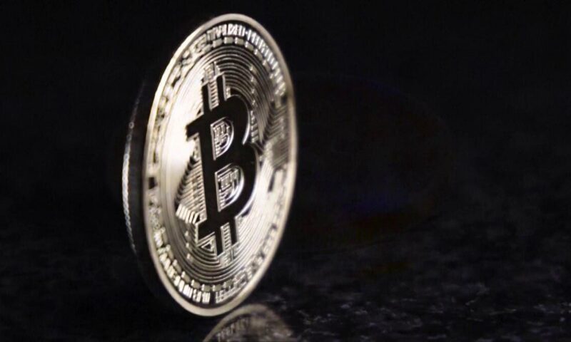 البيتكوين يقفز بأكثر من 20% في ثلاثة أيام ويتجاوز 77 ألف دولار