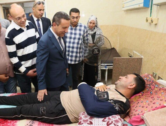 بعد تعرضه لحادث.. محافظ المنوفية يزور نائب رئيس حي شرق بمستشفى الجامعة بشبين الكوم