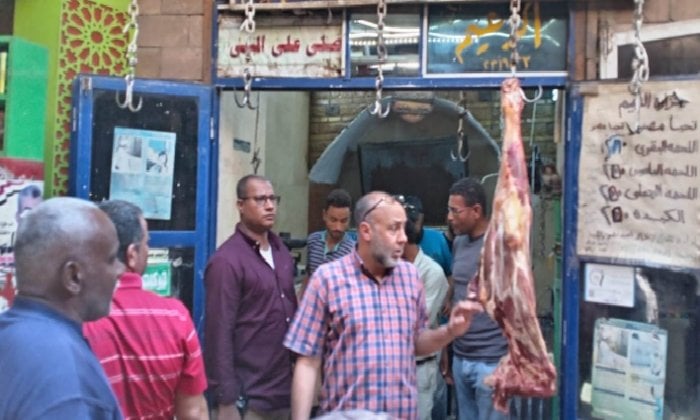 حملات مكثفة بأسوان لضبط الأسواق والمخابز.. ضبط 130 كيلو لحوم وتحرير 6 محاضر