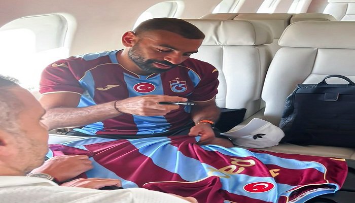 جماهير طرابزون سبور تتوافد على مطار إسطنبول لاستقبال محمد صلاح «فيديو»
