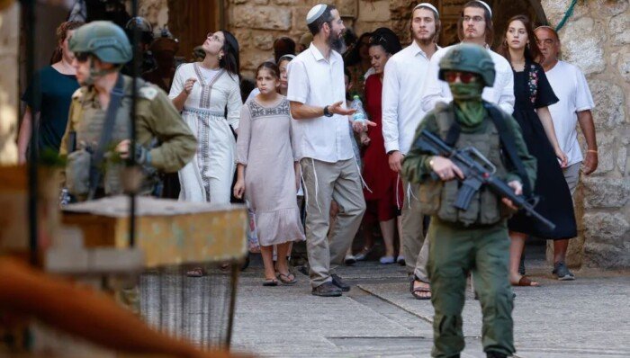إصابة فلسطينيَين جراء اعتداء مستوطنين عليهما بالضفة الغربية المحتلة