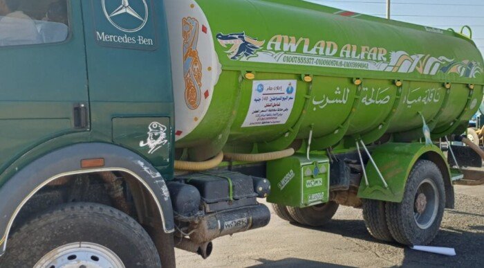 شركة مياه البحر الأحمر تُلزم سيارات التوزيع بملصقات «السعر الرسمي» بالغردقة