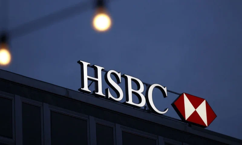بنك الإمارات دبي الوطني يتفق على شراء محفظة خدمات الأفراد وفروع «HSBC» في مصر
