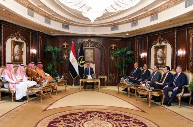 وزير الداخلية يستقبل رئيس جامعة نايف العربية للعلوم الأمنية لتعزيز التعاون وتبادل الخبرات