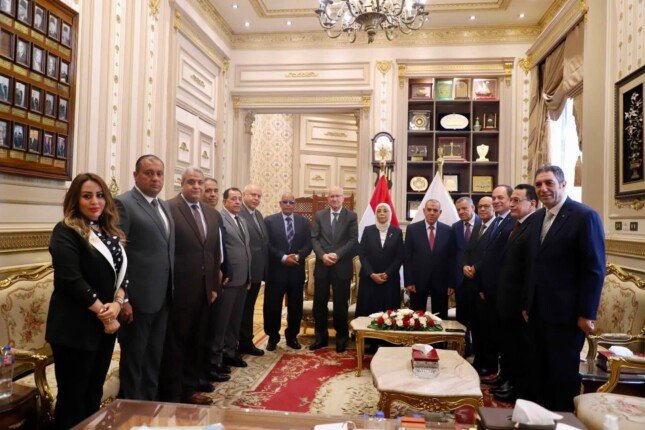 المستشارة هدى عيسى تهنئ رئيس محكمة النقض بمناسبة توليه منصبه الجديد