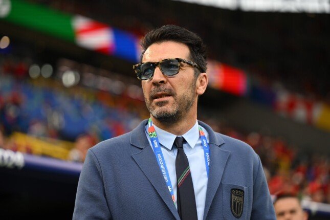 بوفون يحدد مدربه المفضل لإيطاليا ويكشف موقفه من العودة للعمل داخل الاتحاد