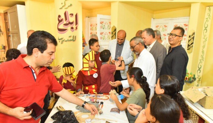 محافظ أسيوط يتفقد مركز «إبداع» للحرف اليدوية بمدرسة أسيوط الثانوية الزخرفية لربط التعليم الفني بسوق العمل
