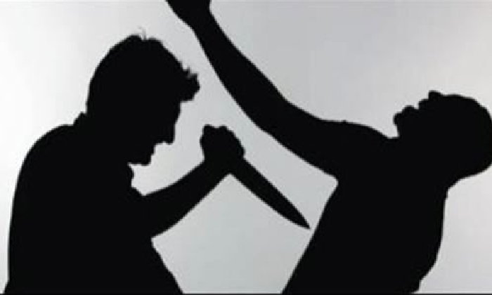 النيابة تحقق في اتهام شاب بقتل والده وإصابة والدته وشقيقه طعنًا في الإسكندرية