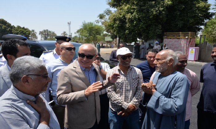 محافظ الأقصر يتفقد أعمال رصف الطرق وتطوير البنية التحتية بالطود