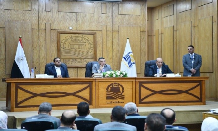 محافظ قنا يفحص 205 طلباً وشكوي ويوجه بسرعة حلها