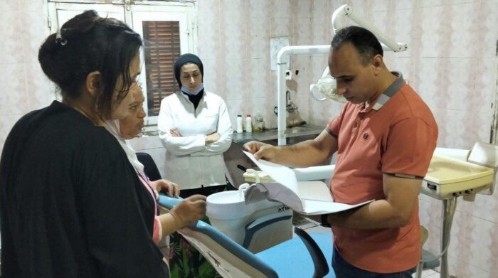 مدير صحة بني سويف يتفقد المركز الطبي بالغمراوي ويحيل المتغيبين للتحقيق