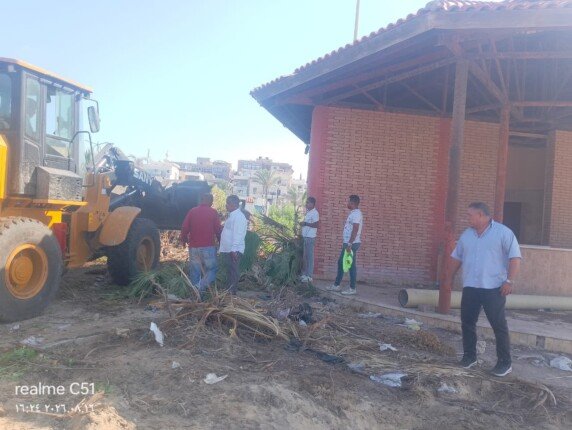 حملات ميدانية مكثفة بجميع أحياء بورسعيد لإزالة الإشغالات ومكافحة النباشين ورفع كفاءة الخدمات