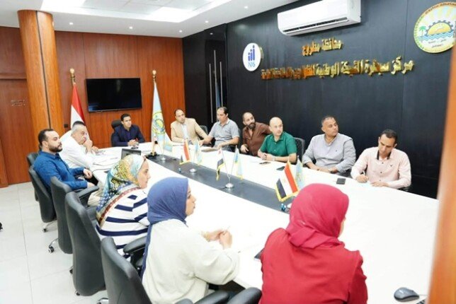 نائب محافظ مطروح يستعرض تطوير البوابة الإلكترونية ضمن منظومة البوابات الحكومية الموحدة