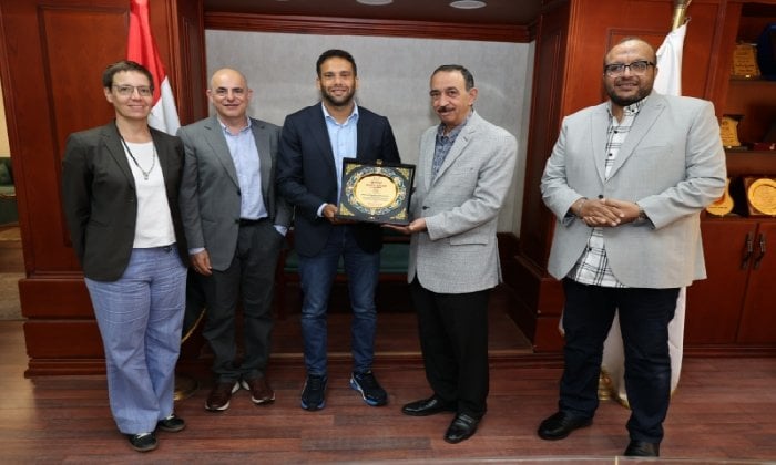 محافظ سوهاج يبحث مع وفد بنك التعمير الألماني تنفيذ مشروعات مياه وصرف بـ3.3 مليار جنيه