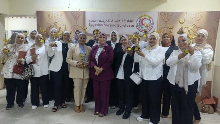نقيب التمريض تكرّم بطلات حريق مستشفى أورام مدينة نصر.. وتصرف لهم مكافأة مالية