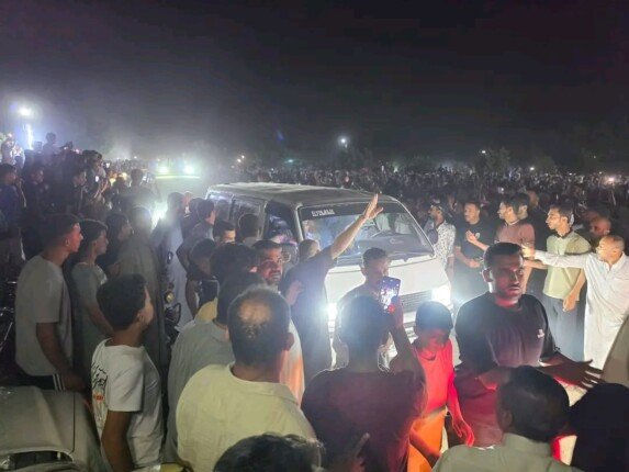 مشاهد تهز القلوب.. 13 نعشًا في جنازة ضحايا حادث الإسماعيلية..