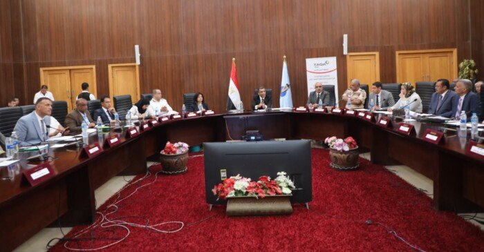 محافظ البحر الأحمر يوجه بإنهاء مشكلات قطاعي الكهرباء والمياه