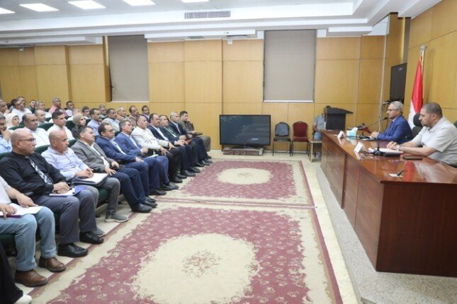محافظ بني سويف يستعرض مع القيادات المحلية الجديدة ملفات الإزالات والتصالح والتقنين
