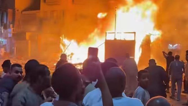 حريق يلتهم عددًا من الأكشاك في ميدان بقوص والدفع بسيارات الإطفاء