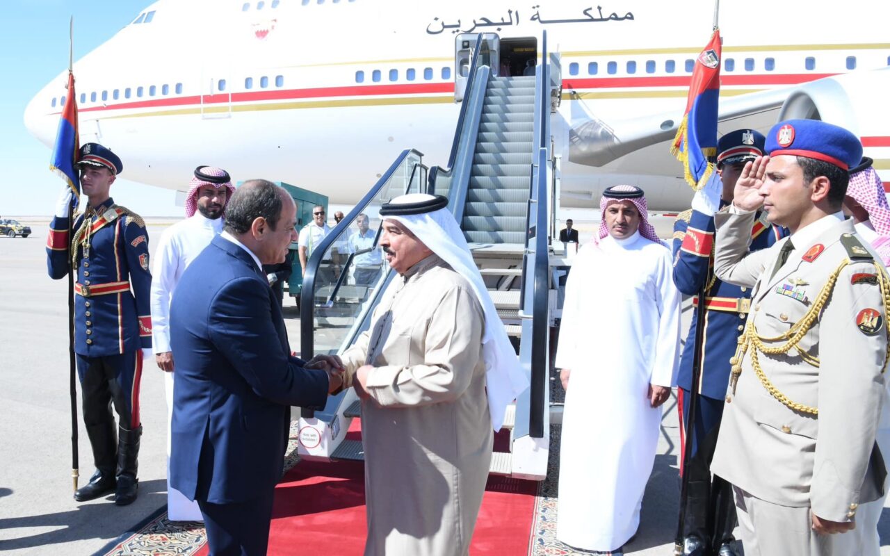 ملك البحرين يؤكد تضامن المملكة مع مصر عقب الزلزال