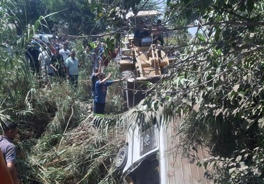 إصابة 5 أشخاص اثر حادث سقوط سيارة أجرة داخل ترعة بمنطقة كفر العرب ببنها