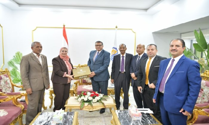 بدعم من البنك الزراعي.. .محافظ قنا يسلم 700 كوبون شراء للأسر الأولى بالرعاية