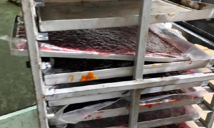 ضبط حلوى مولد نبوى مغشوشة داخل مصنع غير مرخص ببورسعيد