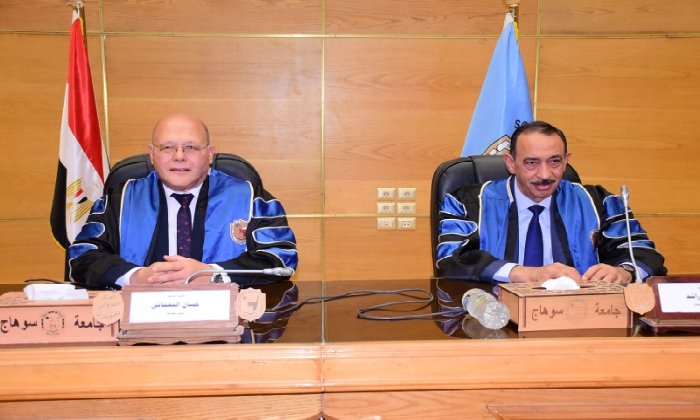 محافظ سوهاج ورئيس الجامعة يشهدان حفل تخرج دفعة جديدة من كلية الصيدلة