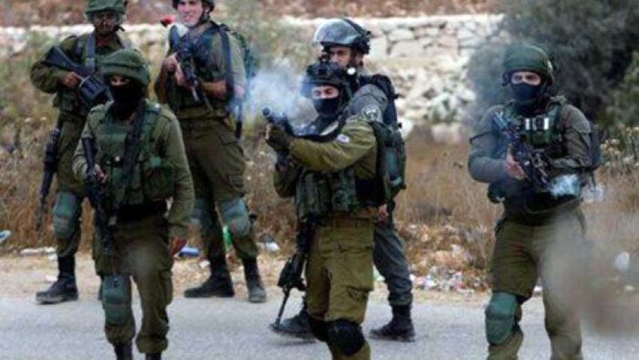 الاحتلال يداهم منازل الفلسطينيين في المزرعة الغربية شمال غرب رام الله
