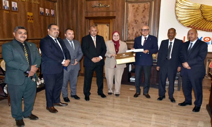 تزامنًا مع المولد النبوي.. محافظ الأقصر يشهد تسليم 1000 قسيمة شراء للأسر الأكثر احتياجًا