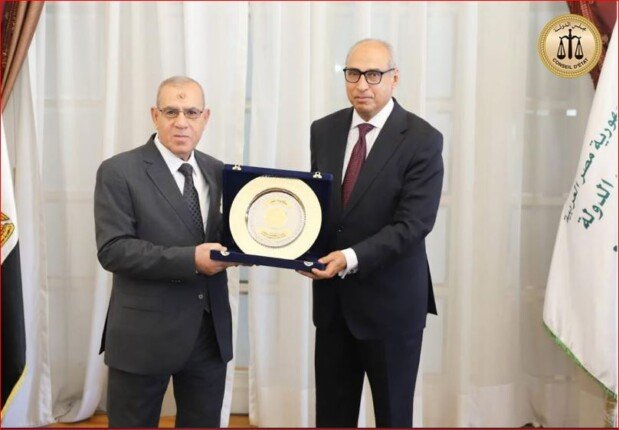 رئيسا مجلس الدولة والقضاء الأعلى يؤكدان أهمية التعاون بين جهات العدالة