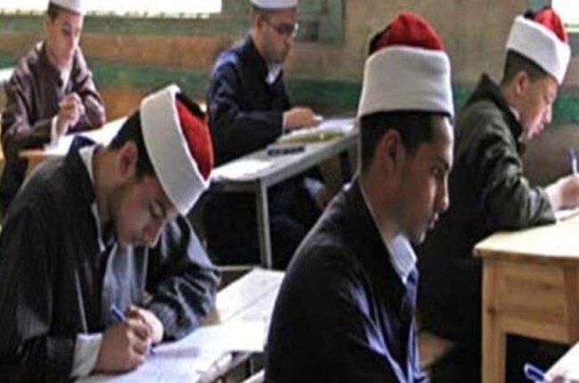 طلاب الثانوية الأزهرية دور ثان يؤدون اليوم الامتحانات فى الفرنساوى والإنجليزى