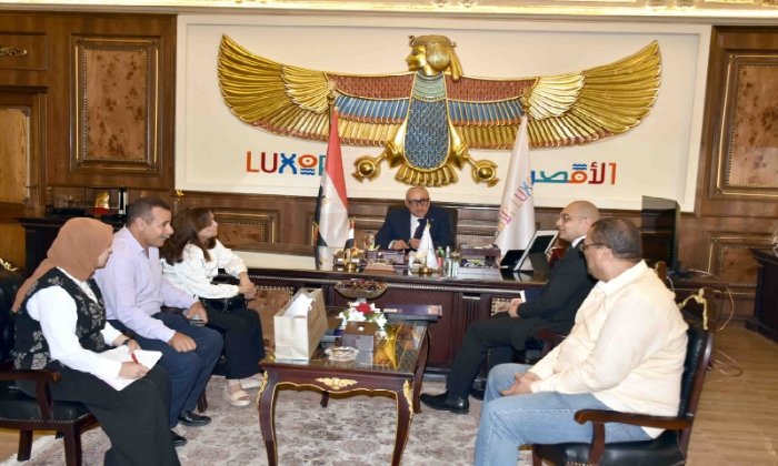 محافظ الأقصر يبحث مع وفد منظمة «Coptic Orphans» سبل التعاون في دعم التعليم وتمكين الأطفال