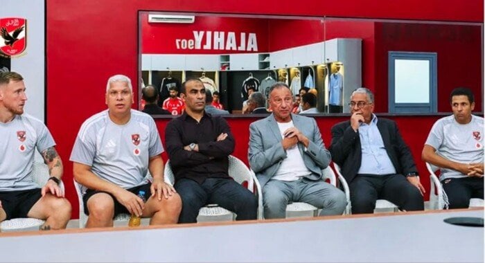 تفاصيل اجتماع الخطيب ومنصور وعبد الحفيظ مع لاعبي الأهلي والجهاز الفني