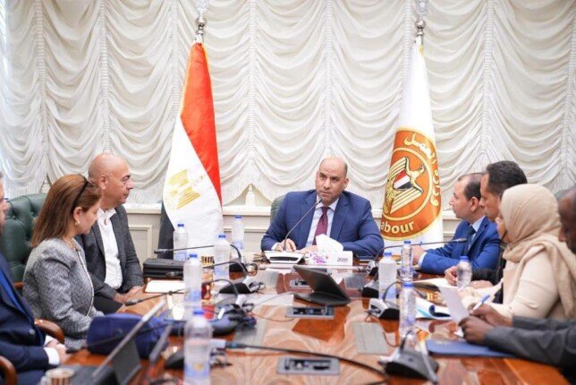 وزير العمل يتابع الاستعدادات النهائية لإطلاق نظام موحد لإدارة تصاريح عمل الأجانب