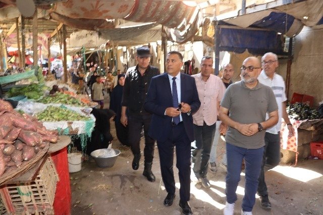 محافظ القليوبية يتفقد سوق شارع الجسر الغربي بمدينة الخصوص ويبحث إنشاء سوق حضاري