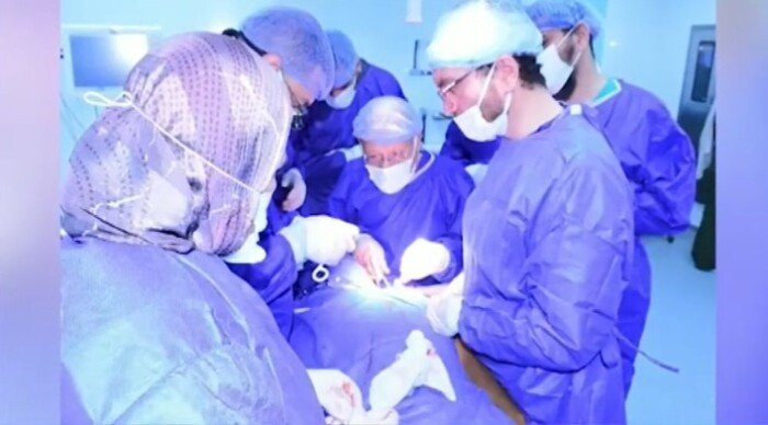 استغرقت 7 ساعات.. كواليس إجراء جامعة سوهاج جراحة خطيرة لطفل أصيب بشلل في الضفيرة العصبية
