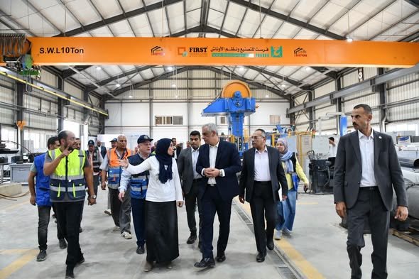 وزير الإنتاج الحربي يتفقد شركة حلوان لمحركات الديزل ويوجه بمكافأة العاملين المتميزين